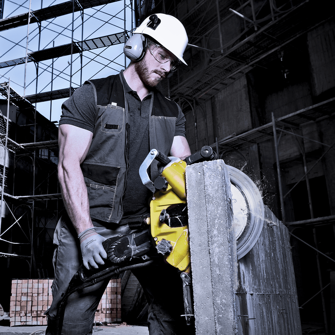 Professionnel utilisant la scie Cutronik CT290 sur un chantier de béton